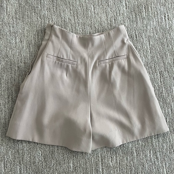 High rise pleated shorts Aritzia - Picture 4 of 6
